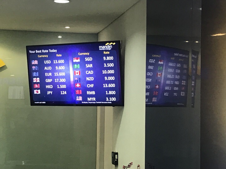 バリ島　空港　両替所　ATM