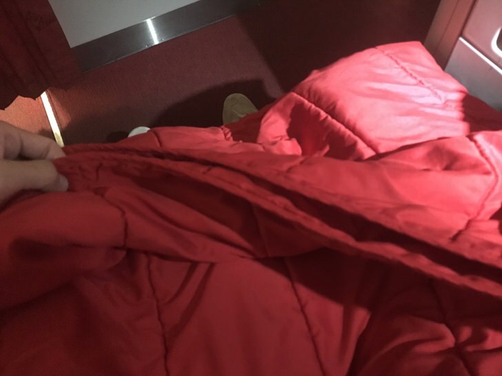 エアアジア　機内　寒い　プレミアムフラットベッド　毛布